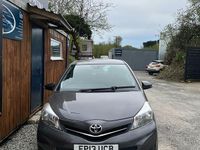 Used Toyota Yaris 99 HP (72 kW) 2013 Grey Hatchback