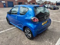 Gebraucht Toyota Aygo 68 PS (50 kW) 2011 Blau Kleinwagen