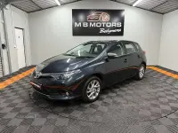 Usado Toyota Auris Business Edition 116 HP (85 kW) 2016 Cinzento Citadino
