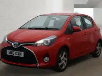 Second-hand Toyota Yaris Hybrid 101 CP (74 kW) 2015 Roșu Hatchback