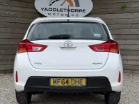 Used Toyota Auris Active 90 HP (66 kW) 2014 White Hatchback