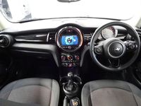 Begagnad Mini ONE Hatch 102 HK (75 kW) 2018 Blå Halvkombi