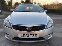Begagnad Kia Ceed 2011 Silver Halvkombi