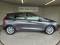 Usado Ford Fiesta Zetec 100 CV (73 kW) 2018 Gris Utilitario