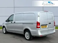 Usado Mercedes Vito Premium 163 HP (119 kW) 2023 Prateado Van