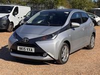 Usado Toyota Aygo x-press 69 HP (50 kW) 2015 Prateado Citadino