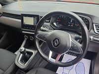 Used Renault Clio V Iconic 101 HP (74 kW) 2020 Red Hatchback