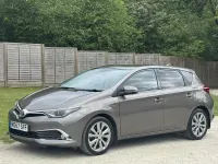 Used Toyota Auris Hybrid 136 HP (100 kW) 2017 Bronze Hatchback