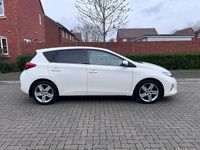Used Toyota Auris 132 HP (97 kW) 2013 White Hatchback