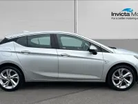 Used Vauxhall Astra SRi 150 HP (110 kW) 2018 Reflex silver metallic Hatchback