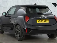 Używany Mini Cooper Hatch 113 kW (154 KM) 2025 Czarny Hatchback