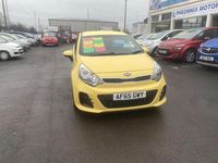 Begagnad Kia Rio 2015 Gul Halvkombi