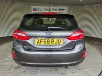 Usado Ford Fiesta Zetec 100 CV (73 kW) 2018 Gris Utilitario