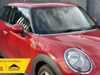 Begagnad Mini Cooper Hatch 136 HK (100 kW) 2015 Röd Halvkombi