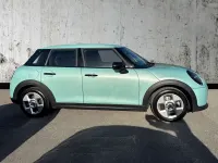 Begagnad Mini Cooper Hatch 113 kW (154 HK) 2025 Grön Halvkombi