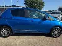 Used Toyota Yaris 99 HP (72 kW) 2015 Blue Hatchback