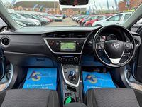 Used Toyota Auris Hybrid Plus 136 HP (100 kW) 2014 Blue Hatchback