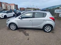 Używany Hyundai i20 Active 85 KM (62 kW) 2014 Srebrny Hatchback