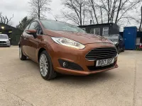 Usado Ford Fiesta Zetec 82 HP (60 kW) 2017 Castanho Citadino
