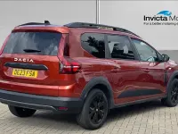 Usado Dacia Jogger Extreme 110 CV (80 kW) 2023 Marrón Monovolumen