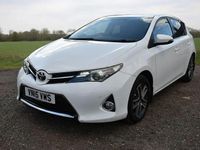 Usado Toyota Auris 132 HP (97 kW) 2015 Branco Citadino