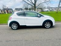 Used Peugeot 208 Allure 67 HP (49 kW) 2013 White Hatchback