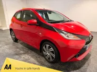 Usado Toyota Aygo X-play 68 HP (50 kW) 2015 Vermelho Citadino