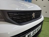 Used Peugeot Partner 100 HP (73 kW) 2019 White MPV