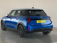 Begagnad Mini Cooper Hatch 113 kW (154 HK) 2025 Blå Halvkombi