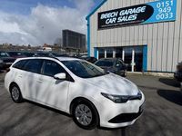 Used Toyota Auris Active 90 HP (66 kW) 2017 White Estate
