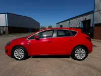 Second-hand Vauxhall Astra Excite 2015 Roșu Hatchback