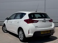 Used Toyota Auris 132 HP (97 kW) 2014 White Hatchback