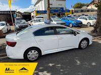 Used Toyota Avensis Active 112 HP (82 kW) 2016 White Sedan