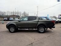 Usado Mitsubishi L200 Warrior 178 HP (130 kW) 2015 Verde Pickup
