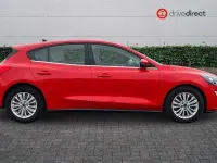 Begagnad Ford Focus Titanium 2022 Röd Halvkombi