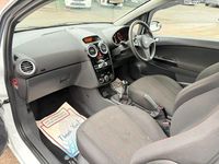 Used Vauxhall Corsa 100 HP (73 kW) 2014 White Hatchback