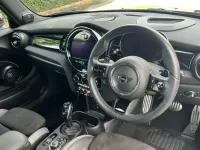 Begagnad Mini John Cooper Works Premium Plus 231 HK (169 kW) 2024 Gul Halvkombi