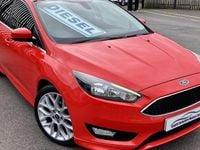 Used Ford Focus Zetec 120 HP (88 kW) 2015 Red Hatchback
