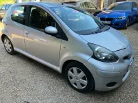 Usado Toyota Aygo 68 CV (50 kW) 2011 Plateado Utilitario