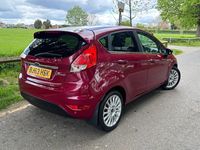 Begagnad Ford Fiesta Titanium 2013 Röd Halvkombi