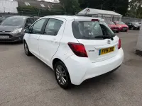 Used Toyota Yaris 99 HP (72 kW) 2015 White Hatchback