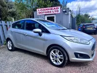 Usado Ford Fiesta Zetec 82 CV (60 kW) 2016 Plateado Utilitario