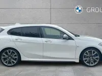 Begagnad BMW M135 Shadowline 302 HK (222 kW) 2022 Vit Halvkombi