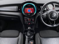 Used Mini Cooper Hatch 134 HP (98 kW) 2018 White Hatchback