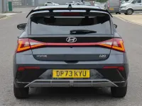 Begagnad Hyundai i20 Advanced 2023 Grå Halvkombi