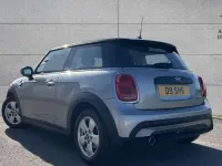 Usado Mini Cooper Classic 134 HP (98 kW) 2023 Prateado Citadino