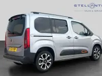 Usado Citroën Berlingo Flair 100 HP (73 kW) 2021 Cinzento Monovolume