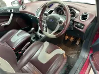 Usado Ford Fiesta Titanium 96 CV (70 kW) 2012 Rosa Utilitario