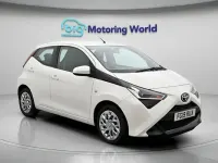 Used Toyota Aygo X-play 72 HP (52 kW) 2019 White Hatchback