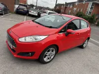 Usado Ford Fiesta Zetec 82 CV (60 kW) 2013 Rojo Utilitario